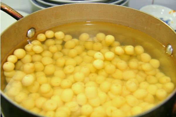 Chè hạt sen nấu đường phèn