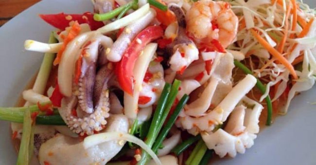 Gỏi ngó sen tôm mực với công thức đơn giản thay hương đổi vị bữa cơm