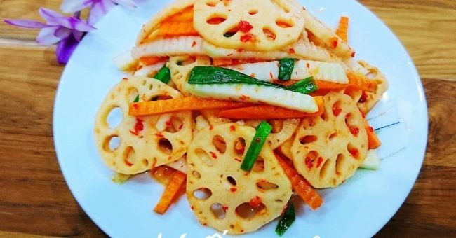 Hướng dẫn cách làm món kim chi củ sen chua giòn ngon cay đúng điệu