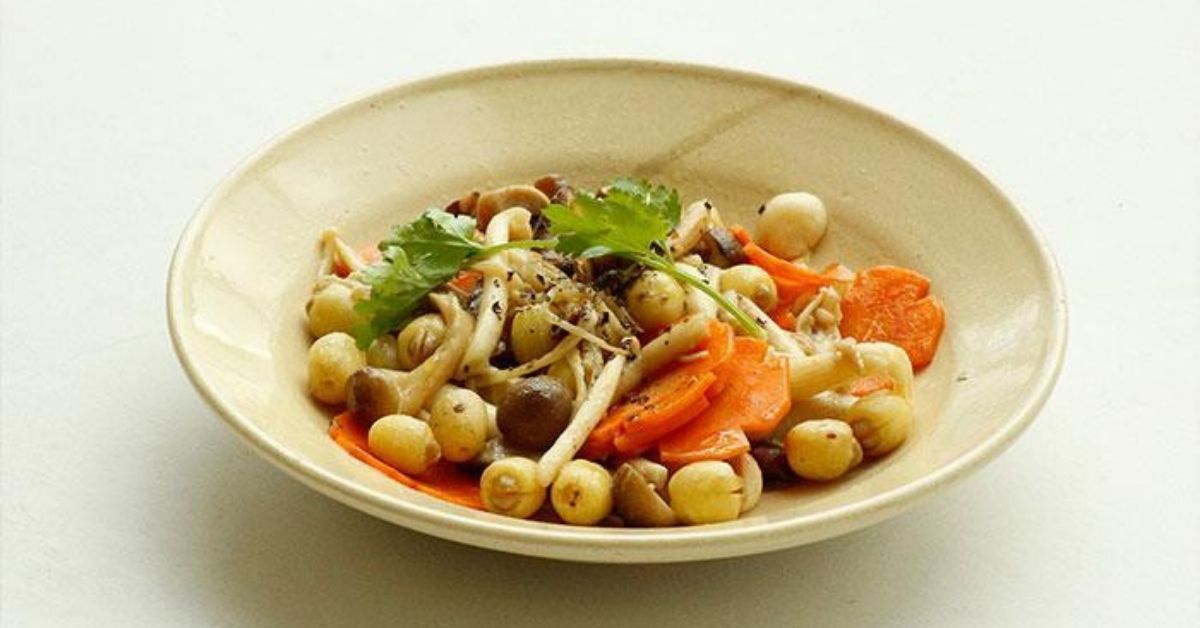 Thêm hấp dẫn cho bữa cơm với món hạt sen xào bơ