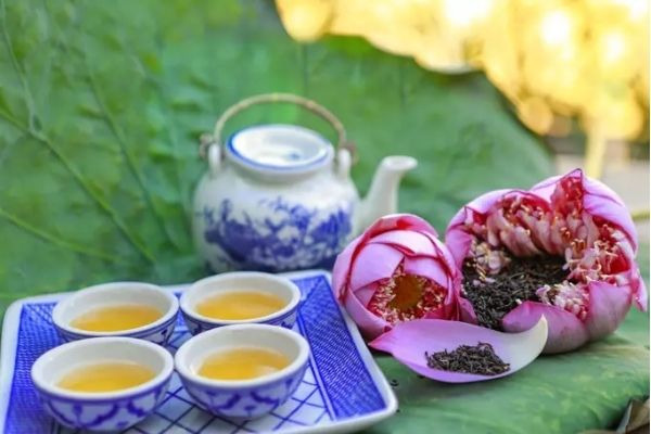Thưởng thức trà ướp hoa sen