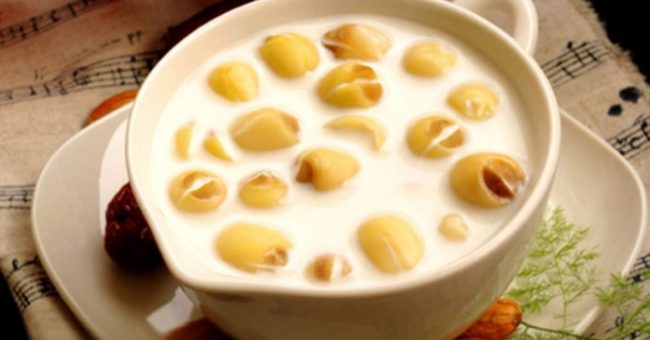 Xuống bếp để cùng lên món chè hạt sen hạnh nhân giải nhiệt thôi