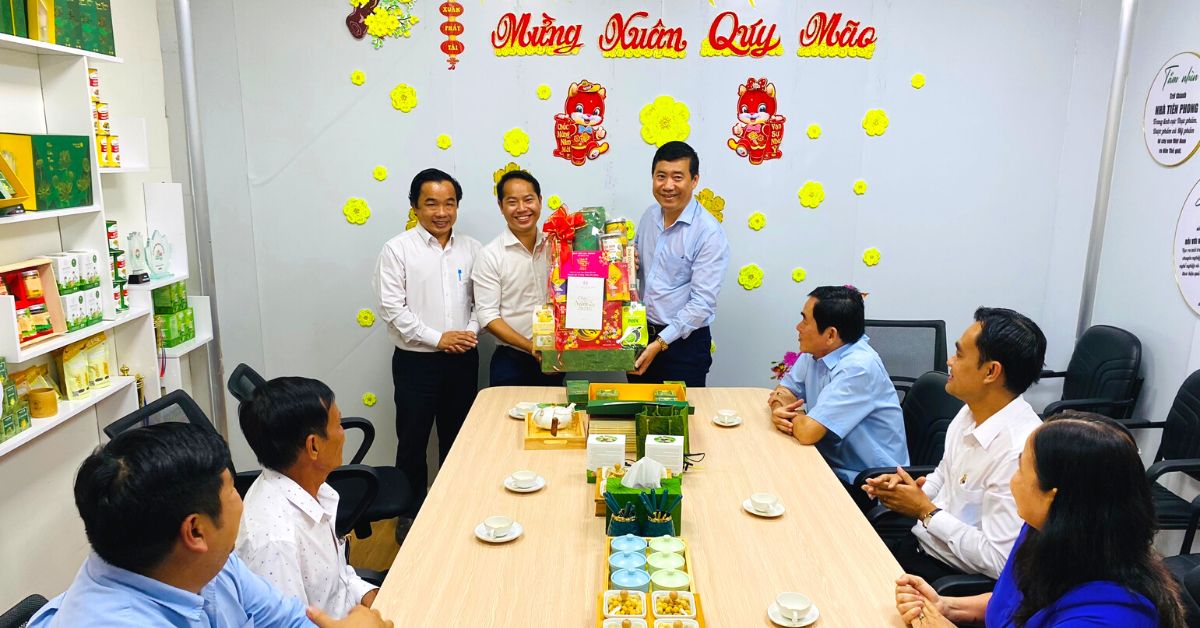 chu-tich-ubnd-tinh-dong-thap-tham-chuc-tet-sen-dai-viet Chủ tịch UBND tỉnh Đồng Tháp thăm, chúc Tết Sen Đại Việt