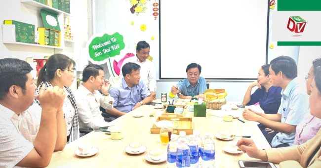 Bộ trưởng Bộ NNPTNĐ thăm Nhà máy Sen Đại Việt