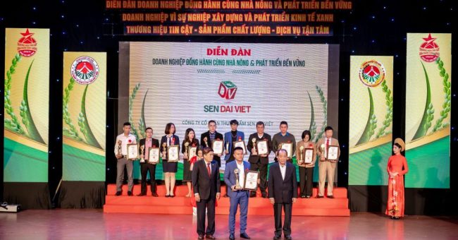 sen-dai-viet-nhan-bang-khen-bo-truong-bnnptnt